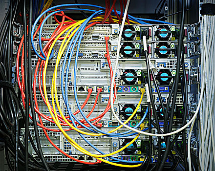 正常安装显卡驱动程序后，分辩率只能调节到640X480，为什么